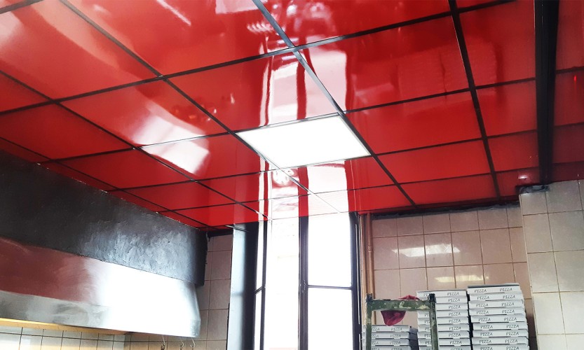 Faux plafond après rénovation en dalles rouges