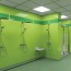 Réalisation vestiaire et douches avec Panneau mural décoratif brillant vert Altro Whiterock Chameleon "Key Lime"