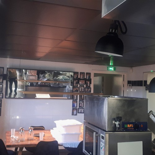 Faux plafond en dalles noires mat