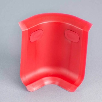 Angle interne rouge pour plinthe PVC à lèvres souples avec bouchons insérés