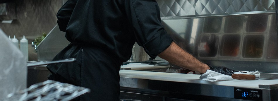 Nettoyage d'une cuisinière en inox