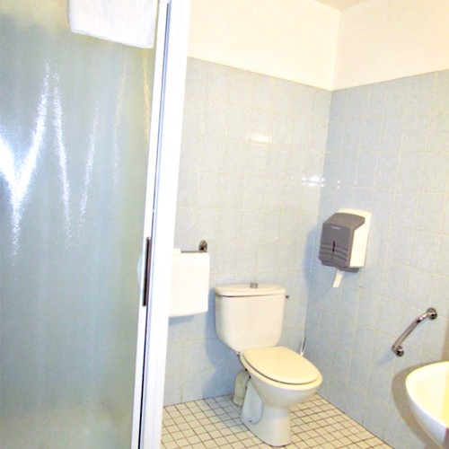 Salle de bain d'un hôtel avant rénovation