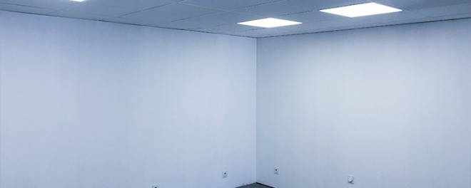 pièce rénovée avec plaques pvc blanches