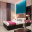 Réalisation tête de lit chambre d'hôtel avec panneau mural décoratif brillant Bleu Profond "Night Fall" Altro Whiterock Chameleon