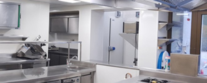 cuisine rénovée à l'aide de nos plaques PVC blanches