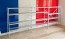 Rayonnage vide dans un espace de stockage