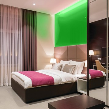 Réalisation tête de lit chambre d'hôtel avec panneau mural décoratif brillant vert "Hawaiian Palm" Altro Whiterock Chameleon
