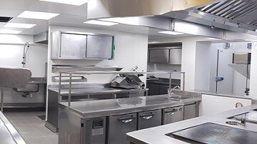 Vue d'une cuisine professionnelle réalisée avec des matériaux imputrescibles
