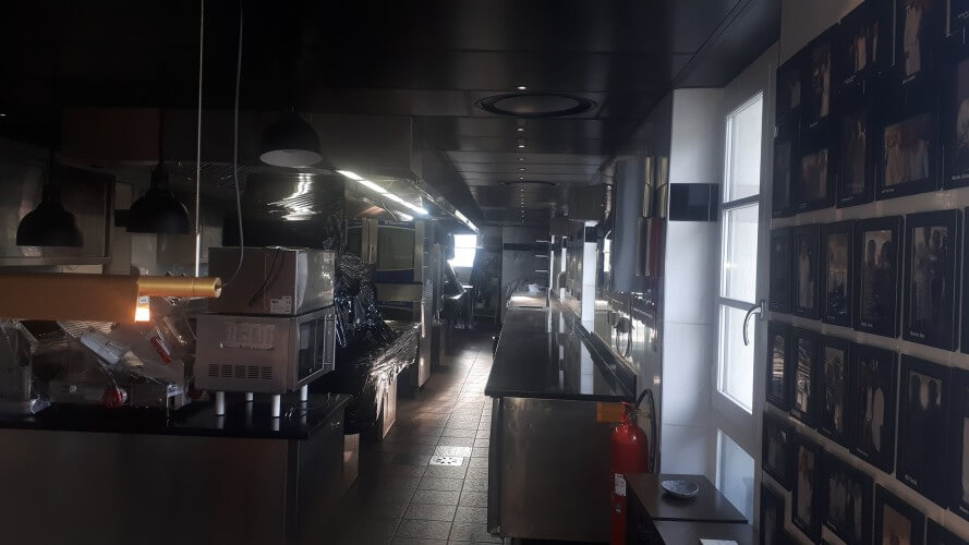 Dalles noires mates lavable - Vue côté plan de travail