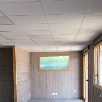vue plongeante faux plafond en dalles grises craies