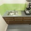 Réalisation crédence cuisine avec panneau mural décoratif brillant vert pistache "Eau de Chic" Altro Whiterock Chameleon