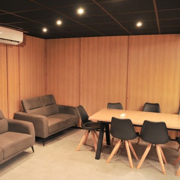 salle de réunion avec revêtements en pvc aspect bois chêne