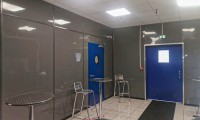 Rénovation de murs à l'aide de plaques grises en PVC