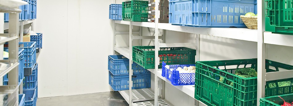 cagettes de stockage dans une chambre froide