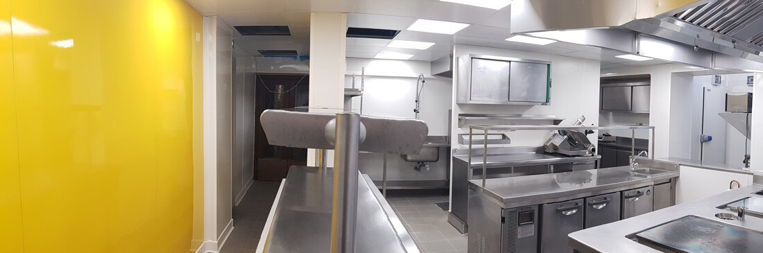 Murs en PVC imputrescibles dans une cuisine professionnelle