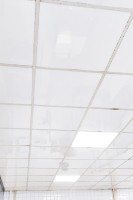 faux plafond avec dalles blanches lavables haccp