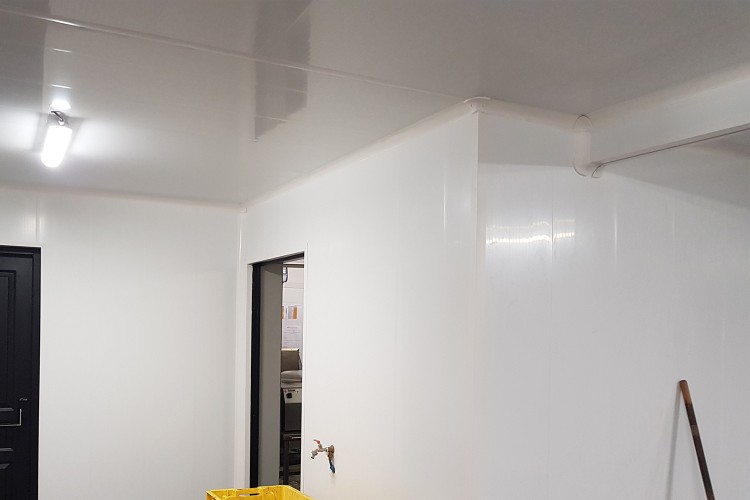 plafond cuisine gastronomique rénové avec lambris alvéolaire