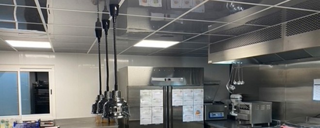 cuisine professionnelle avec faux plafond en dalles grises brillantes
