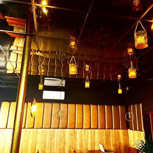 Faux plafond en dalles noires brillantes restaurant