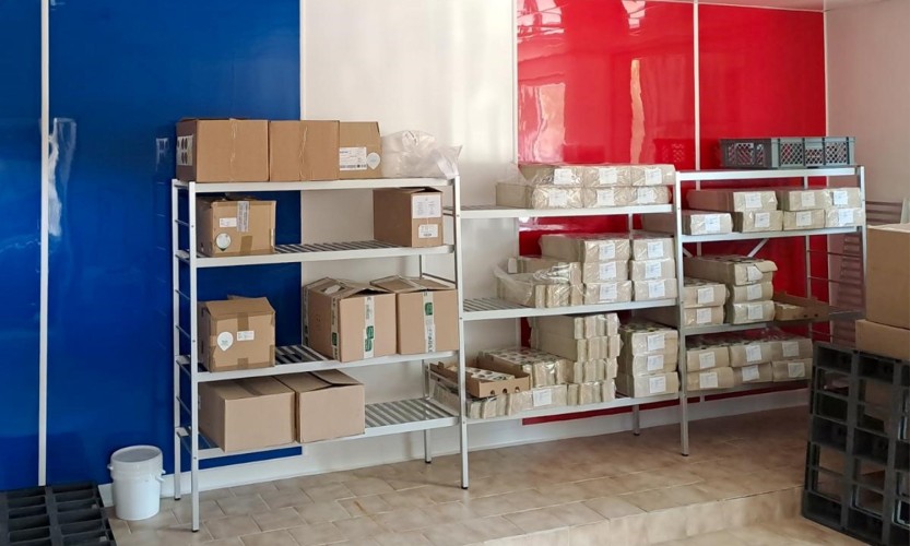 Rangement de cartons dans un espace de stockage sur rayonnage