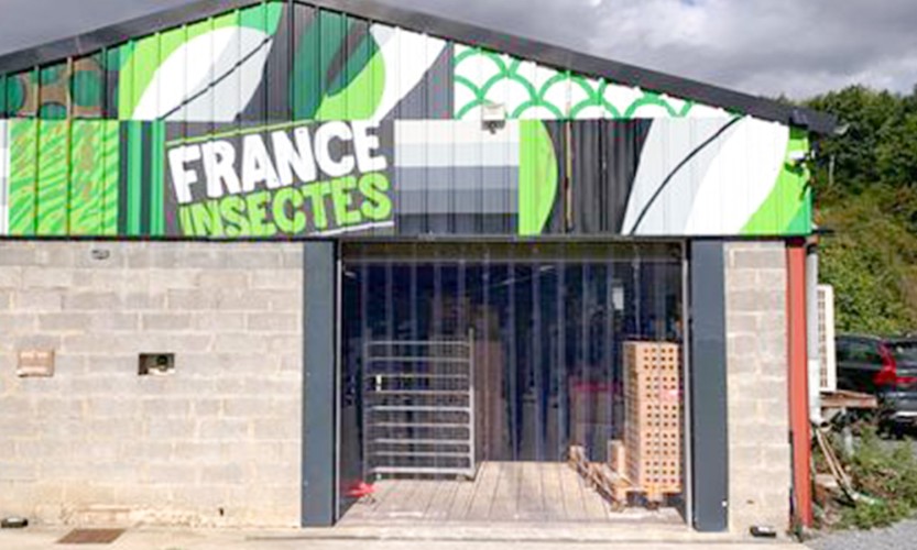 Rideaux à lanières pour trafic extrême vu de l'extérieur d'un hangar