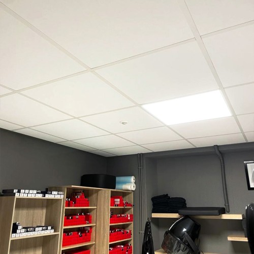 faux plafond d'un salon de coiffure en dalles acoustiques blanches