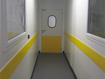 couloir avec plaques en polyethylene pour protéger les murs
