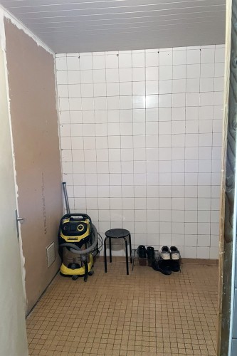 rénovation vestiaires avec plaques en PVC 2 mm HACCP avant