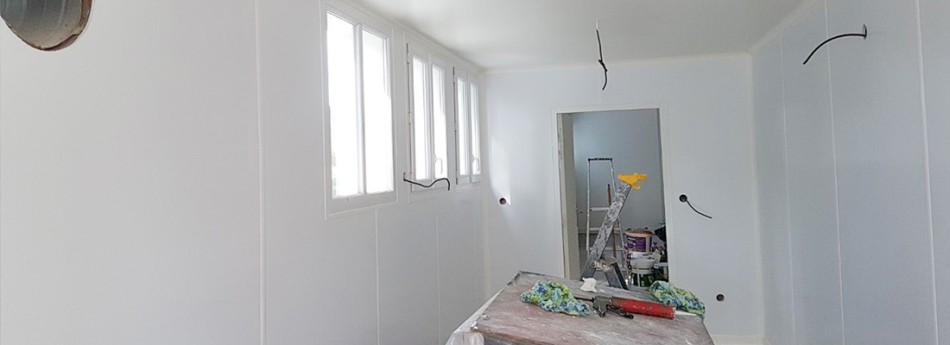 piece rénovée avec plaques en PVC blanche