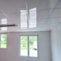 faux plafond en dalles acoustiques blanches