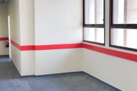 lisses en polyéthylène rouges pour protéger les murs des chocs