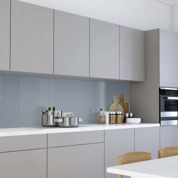 Réalisation crédence cuisine avec panneau mural décoratif brillant Gris Souris "Distant Thunder" Altro Whiterock Chameleon