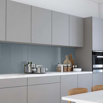 Réalisation crédence cuisine avec panneau mural décoratif brillant Gris Souris "Distant Thunder" Altro Whiterock Chameleon