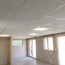 faux plafond en dalles couleur grises craies