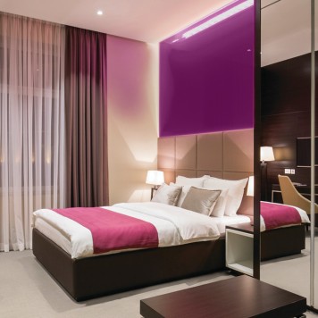 Réalisation tête de lit chambre d'hôtel avec panneau mural décoratif brillant violet "Feng Shui" Altro Whiterock Chameleon