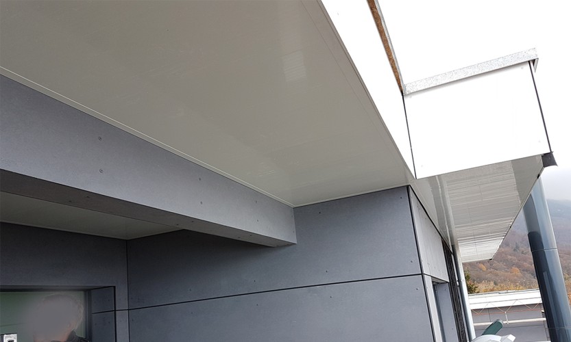 Pose de lambris PVC sous la toiture d'une maison