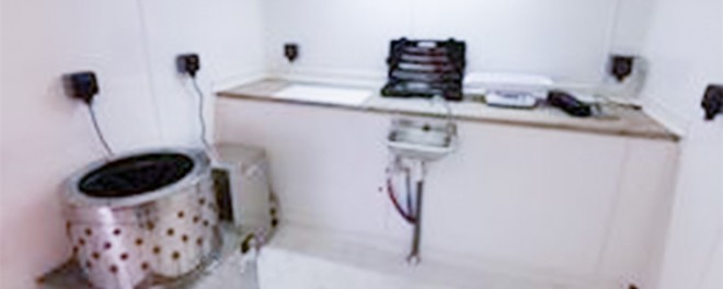 laboratoire rénové avec plaques blanches en pvc