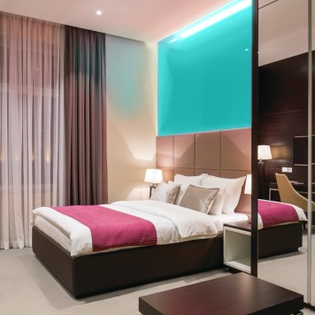 Réalisation tête de lit chambre d'hôtel avec panneau mural décoratif brillant Vert Jade "Sheer Glass" Altro Whiterock Chameleon