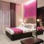 Réalisation tête de lit chambre d'hôtel avec panneau mural décoratif brillant rose "shocking pink" Altro Whiterock Chameleon