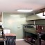 Plaques de PVC vert olive dans une cuisine de pizzeria
