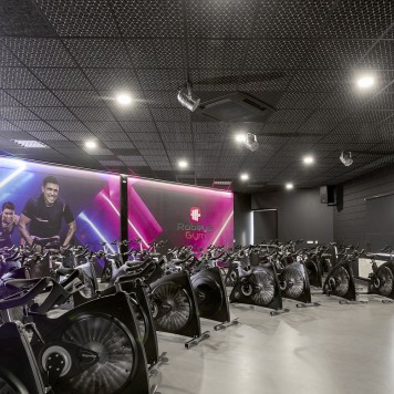 dalle faux plafond cube noir salle de sport
