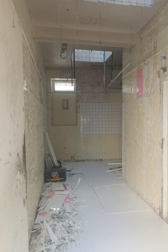murs et plafond d'un laboratoire avant rénovation
