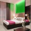 Réalisation tête de lit chambre d'hôtel avec panneau mural décoratif brillant vert "Hawaiian Palm" Altro Whiterock Chameleon