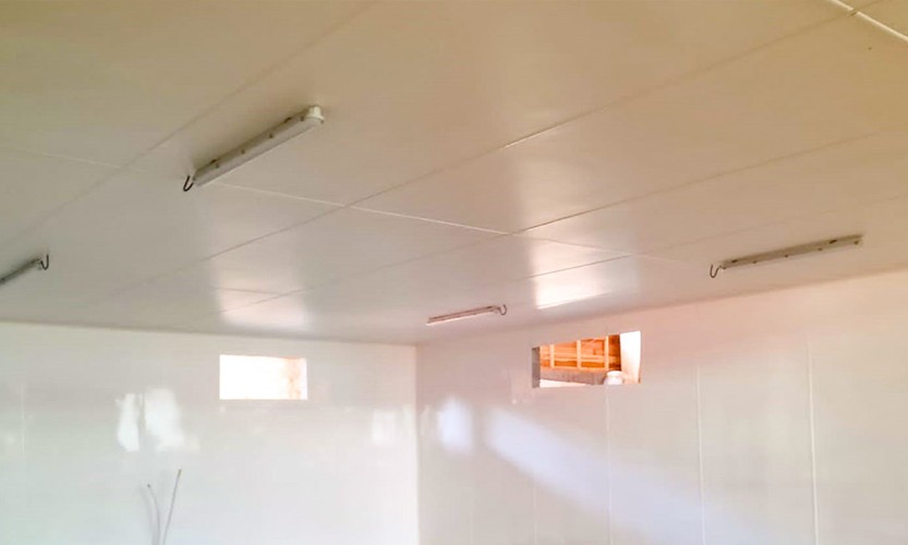 Plafond d'une chèvrerie habillé à l'aide de plaques en PVC