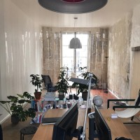Open space scindé en deux par un rideau à lanières