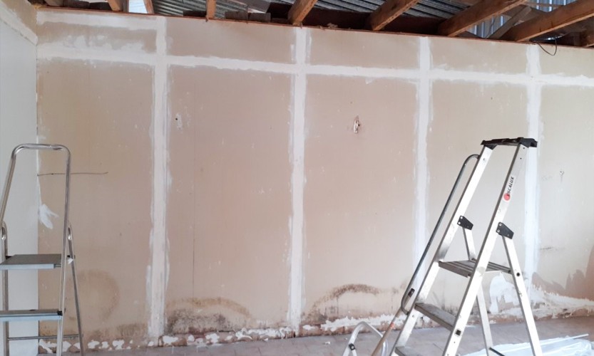 Chantier pour le revêtement mural de l'espace de stockage d'une charcuterie