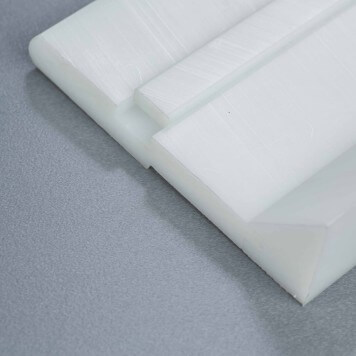 plinthe-a-talon-pehd-blanche-avec-cache-vis-et-degagement-pour-u-de-sol-zoom-details