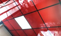 faux plafond en dalles rouges brillantes lavables