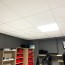 faux plafond d'un salon de coiffure en dalles acoustiques blanches