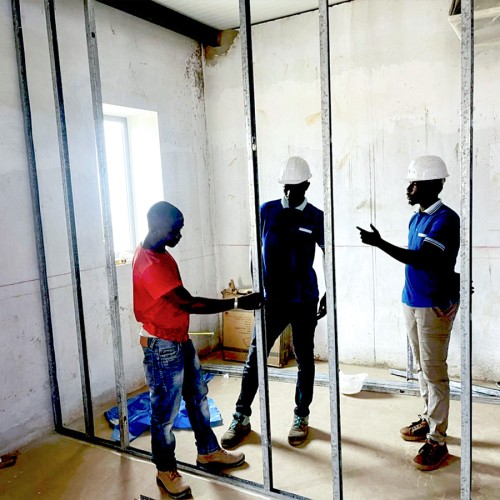 Ouvriers sénégalais sur le chantier d'une clinique